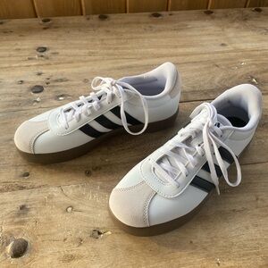 Adidas court 3.0 like new labeled size 7 youth.